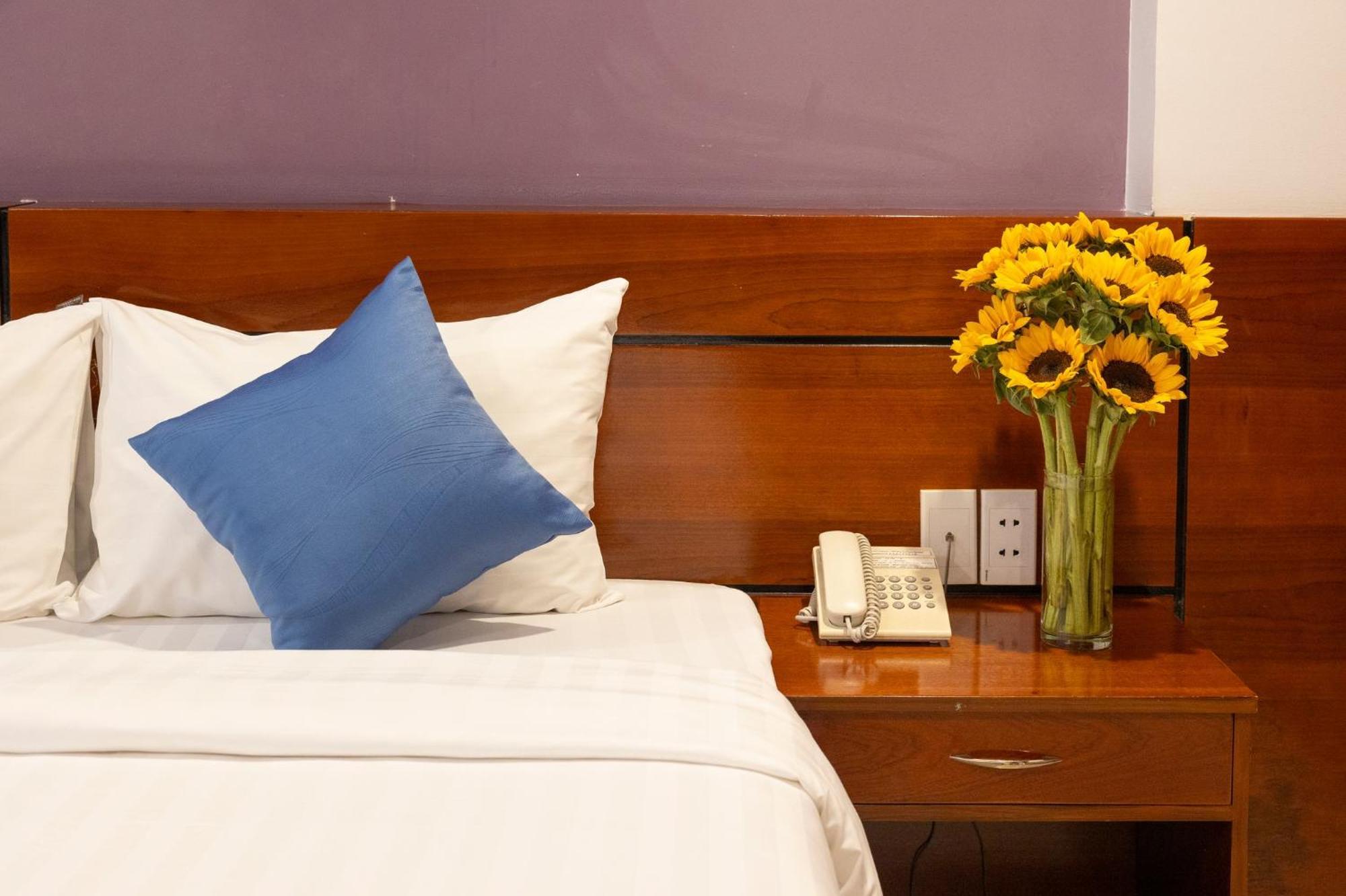 White Lotus Hotel Saigon Хошимин Экстерьер фото